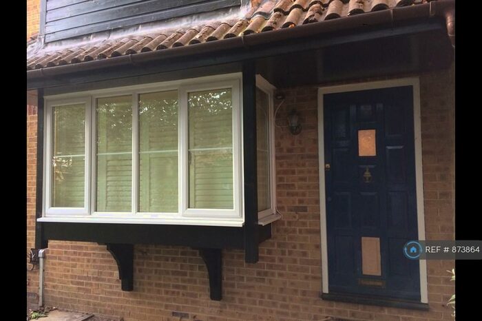 Studio To Rent In Williams Close, Addlestone, Surrey, KT15