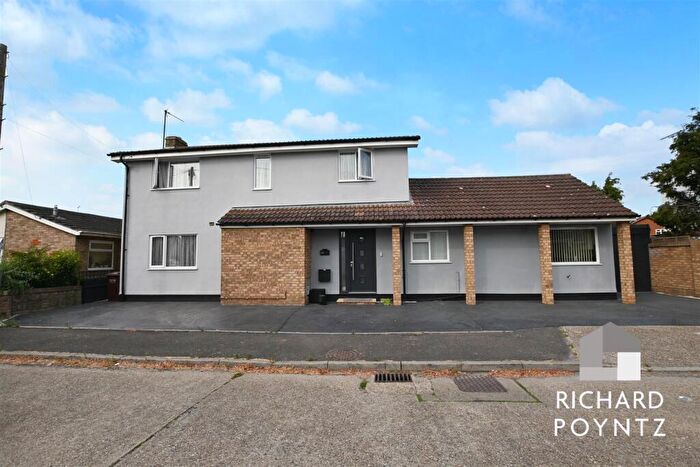 3 Bedroom Detached House For Sale In Kamerwyk Avenue, Canvey Island, SS8