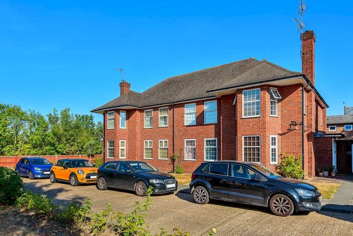 2 Bedroom Flat To Rent In Belmont Close, Cockfosters, EN4