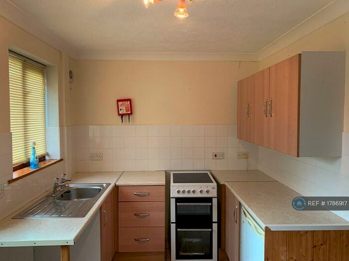 2 Bedroom Flat To Rent In Francis Terrace, Carmarthen, SA31