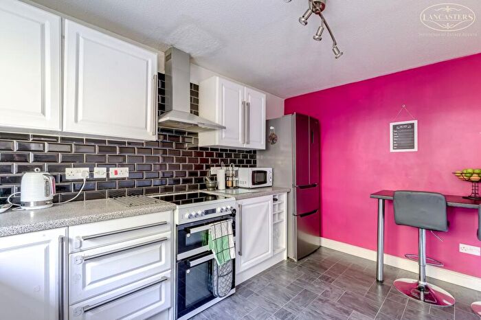 2 Bedroom Flat For Sale In Dean Court, Bolton, BL1 - Photo 7
