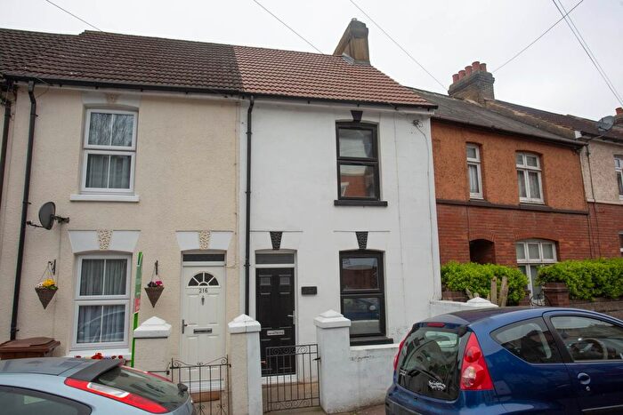 2 Bedroom End Of Terrace House To Rent In Upper Luton Road, Chatham, ME5