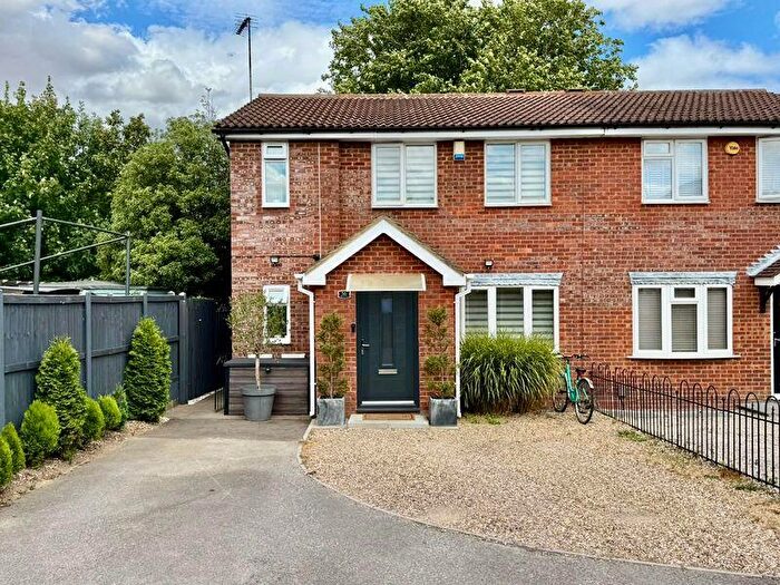 3 Bedroom Semi-Detached House For Sale In Milton Way, Dunstable, LU5