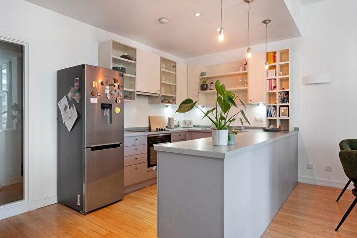 2 Bedroom Flat To Rent In Hammersmith, London, W6