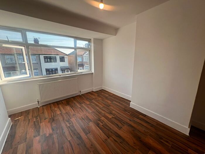 3 Bedroom Town House To Rent In Dagenham, RM10