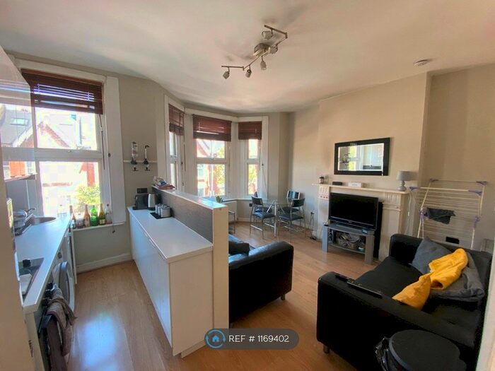 3 Bedroom Flat To Rent In Gaskarth Road, London, SW12