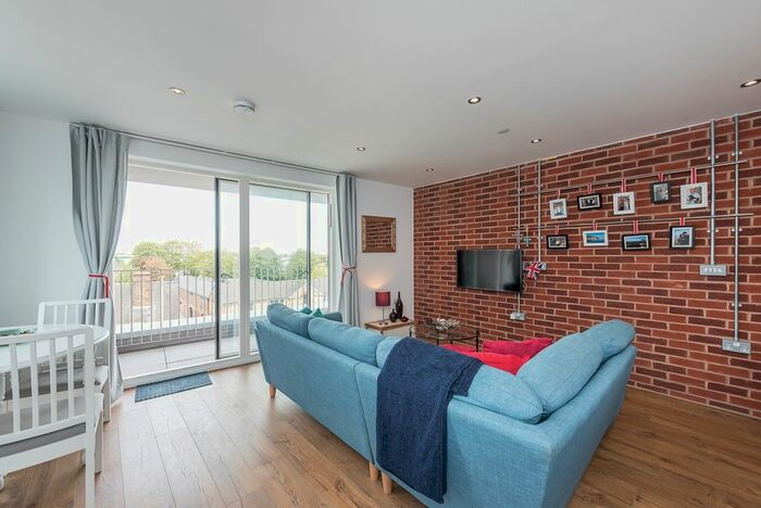 3 Bedroom Flat To Rent In Station Road, Watford, WD17