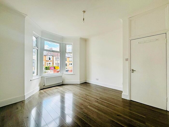 2 Bedroom Maisonette To Rent In Cedars Avenue, Walthamstow, E17