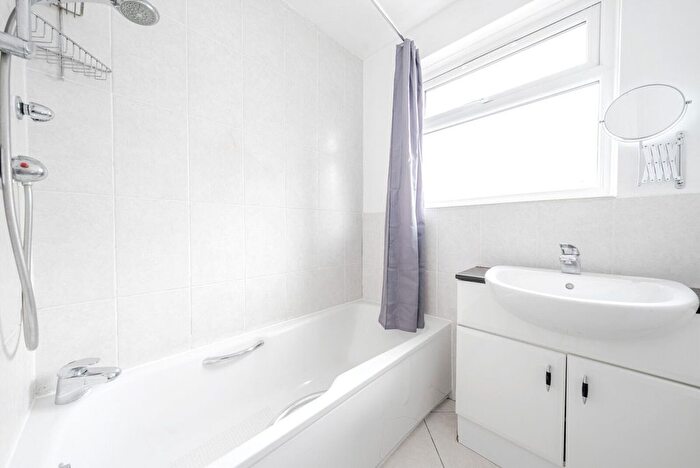 4 Bedroom Semi-Detached House To Rent In Oxford Crescent, New Malden, KT3