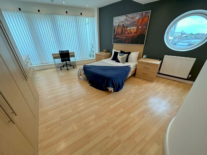 3 Bedroom Apartment To Rent In Royal Quay, L3