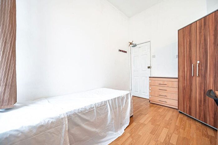 Studio To Rent In Callcot Road, Kilburn, London, NW6