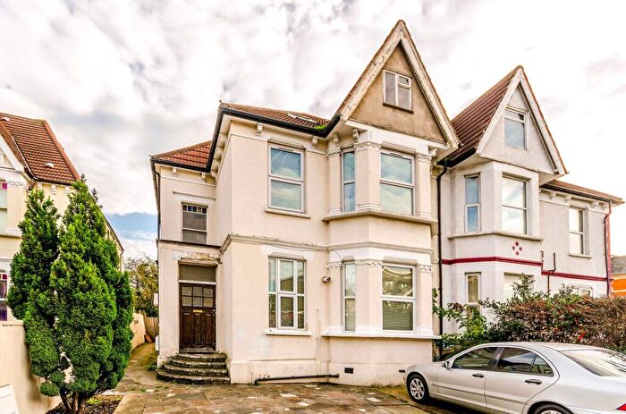 3 Bedroom Flat To Rent In High Road, , Wood Green, London, N22