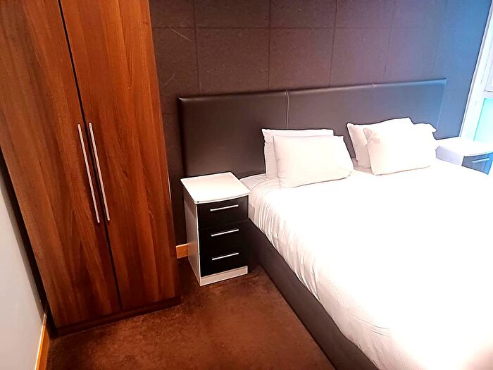 4 Bedroom Flat To Rent In Brandfield Street, City Of Edinburgh, EH3