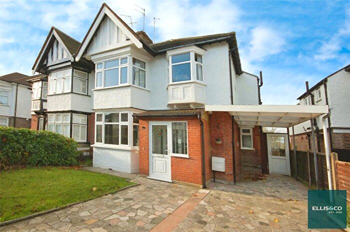 4 Bedroom Semi-Detached House To Rent In Courthouse Gardens, West Finchley, London, N3