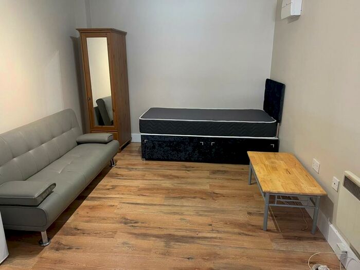 Studio To Rent In Darkes Lane, Potters Bar, EN6
