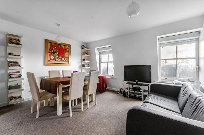 3 Bedroom Flat To Rent In Old Brompton Road, South Kensington, London, SW5