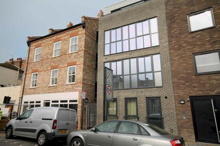 3 Bedroom Flat To Rent In Warham Street, SE5