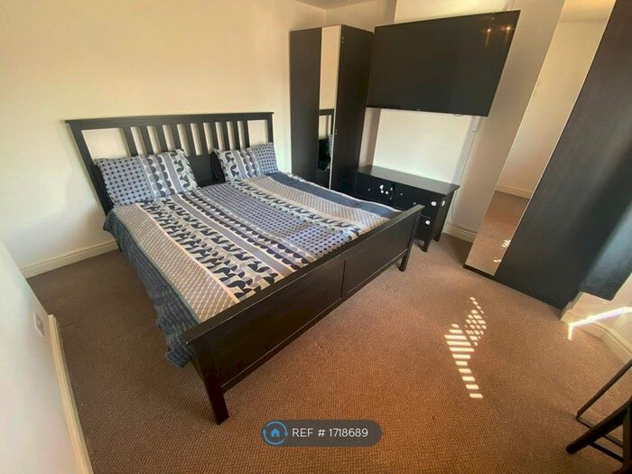 3 Bedroom Semi-Detached House To Rent In Pinewood Green, Iver, SL0