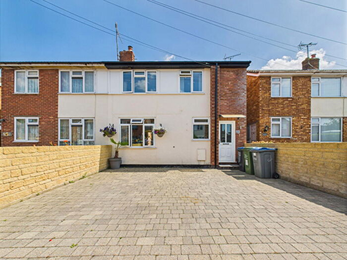 4 Bedroom Semi-Detached House For Sale In Braemor Road, Calne, SN11