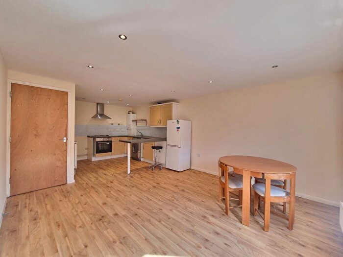 3 Bedroom Flat To Rent In Fleetwood Court, Leicester, LE2