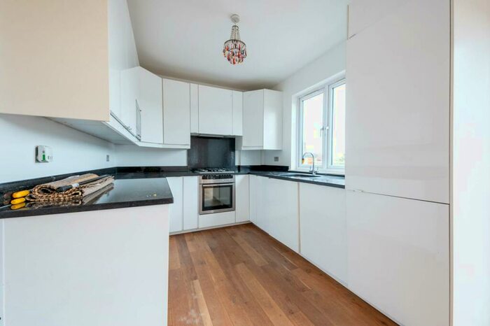 2 Bedroom Flat To Rent In Rosedale Road, Stoneleigh, Epsom, KT17