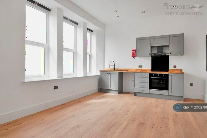 1 Bedroom Flat To Rent In Tudor House, Brighouse, HD6