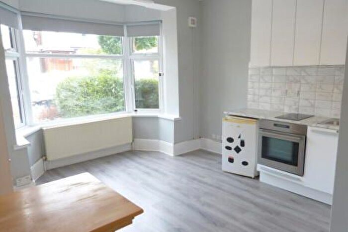 Studio To Rent In London, NW11