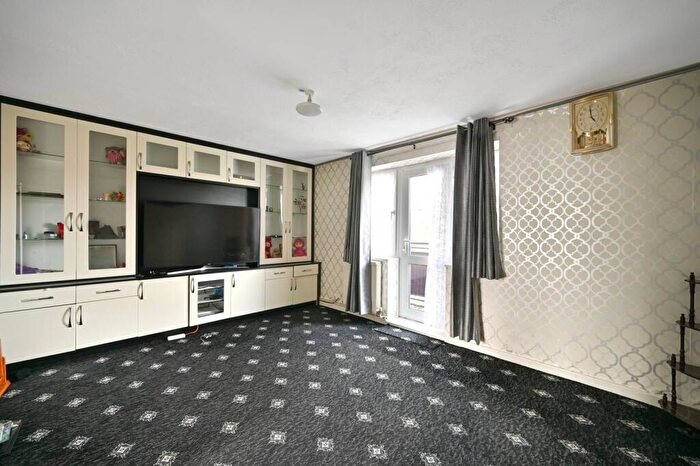 3 Bedroom Flat To Rent In Sheephouse Way, New Malden, KT3
