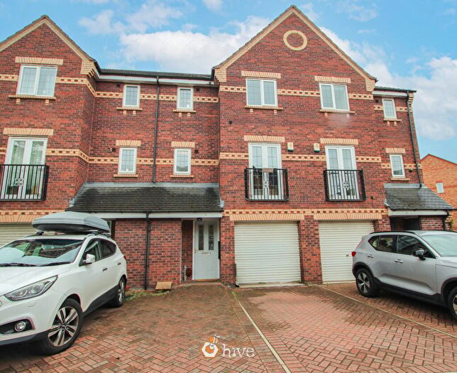 4 Bedroom Town House For Sale In Grassholme Close, Lakeside, Doncaster, DN4