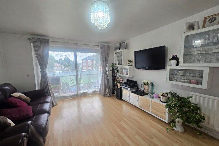 2 Bedroom Flat To Rent In Waterfall Road, London, N11