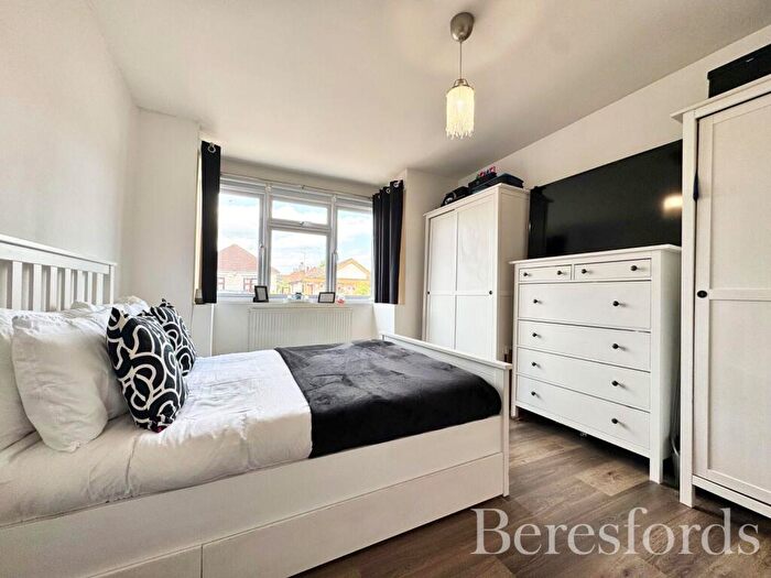 2 Bedroom Bungalow For Sale In Betterton Road, Rainham, RM13