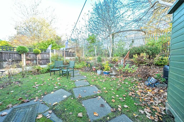 3 Bedroom End Of Terrace House For Sale In Nursery Close, Leeds, LS17