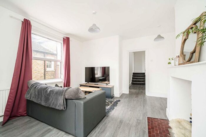 2 Bedroom Flat To Rent In Moring Road, Tooting, SW17