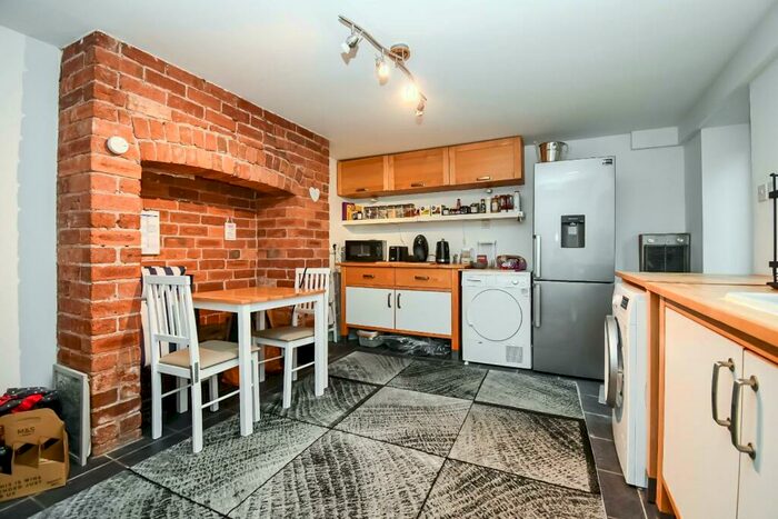 1 Bedroom Apartment For Sale In West Cliffe Grove, Harrogate, HG2