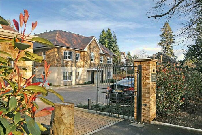 2 Bedroom Apartment To Rent In Woodstock Court, KT15