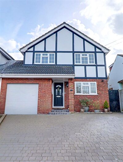 4 Bedroom Link Detached House For Sale In The Crescent, Hadleigh, SS7