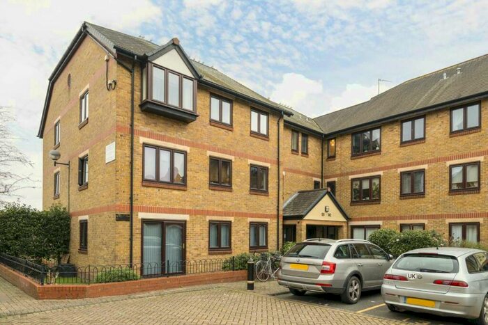 1 Bedroom Flat To Rent In Riverside Close, Clapton, E5