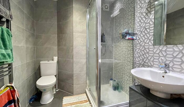 3 Bedroom Terraced House To Rent In Stylish Bedroom Bathroom House // /, LN1