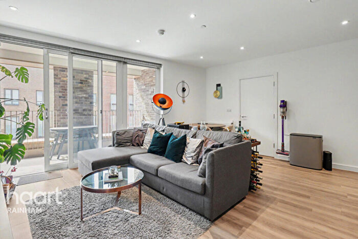 2 Bedroom Apartment For Sale In Fairmont Road, Rainham, RM13