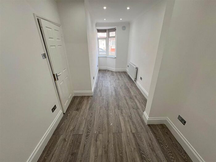 2 Bedroom Flat To Rent In Walnut Tree Road, Heston, TW5