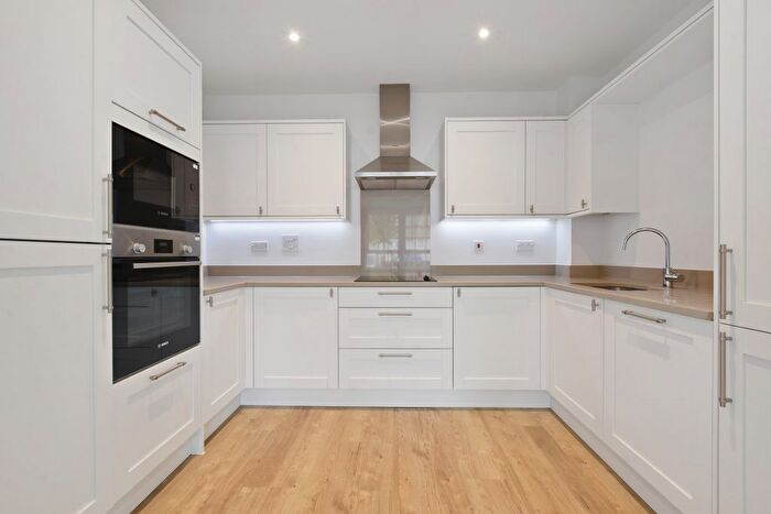 2 Bedroom Flat To Rent In High Street, Great Missenden, HP16