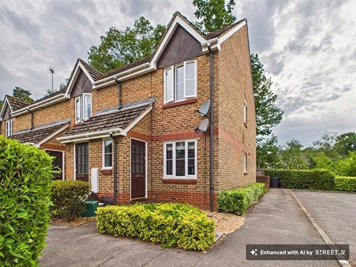 2 Bedroom Ground Maisonette For Sale In Groves Lea, Mortimer, RG7