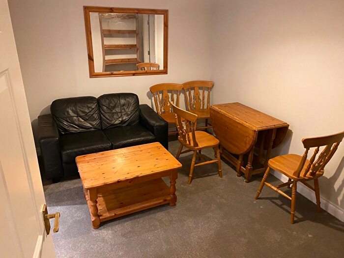 3 Bedroom Flat To Rent In Venneit Close, OX1