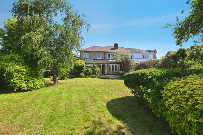 5 Bedroom Semi Detached House For Sale In Sandringham Close, Enfield, EN1