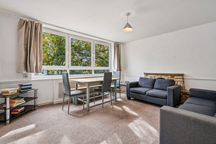 5 Bedroom Flat To Rent In Mansel Court, Battersea Bridge Road, SW11