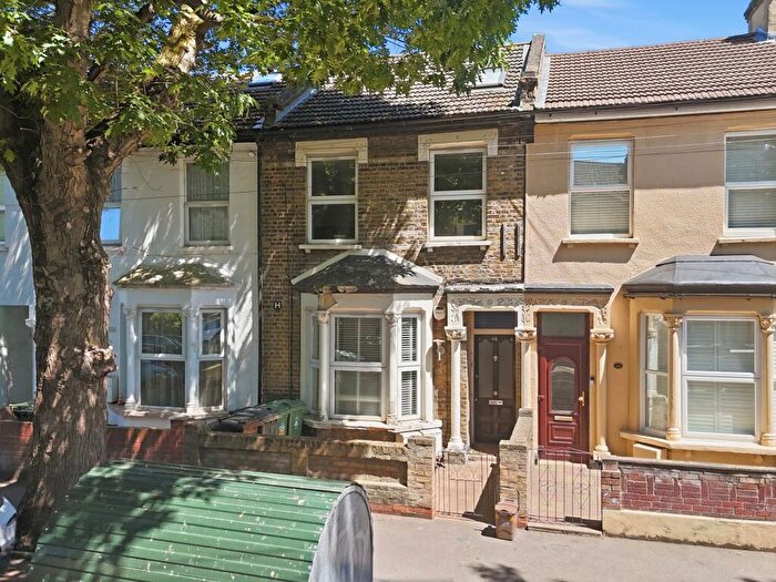 2 Bedroom Flat For Sale In Buckland Road, Leyton, E10