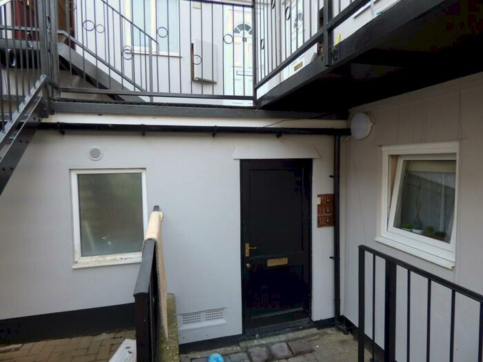 1 Bedroom Flat To Rent In Lathwell Court, Luton, LU2
