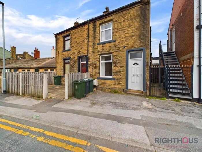 2 Bedroom Semi-Detached House To Rent In Upper George Street, Bradford, BD6