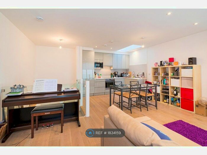 2 Bedroom Maisonette To Rent In Headley Mews, London, SW18