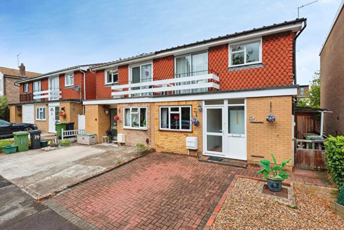 4 Bedroom Semi Detached House For Sale In Badgers Copse, Worcester Park, Surrey, KT4